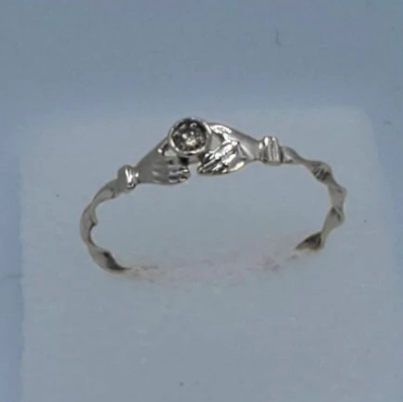 14K WHITE GOLD RING WITH 1 DIAMOND, HANDS HOLDING DIAMOND